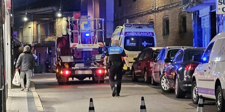 Policía Local, Bomberos y la ambulancia del 112 auxilian a una mujer que había sufrido una caída en su domicilio de Peñaranda
