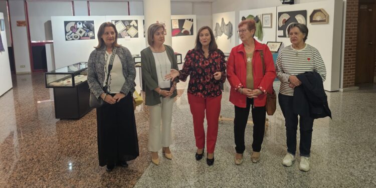 Peñaranda muestra las labores de sus encajeras en una exposición que puede visitarse en el CDS hasta el 5 de octubre