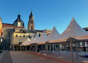 Peñaranda ultima el montaje de las carpas para la II edición de la Feria Agroalimentaria que se celebra mañana en la plaza
