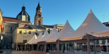 Peñaranda ultima el montaje de las carpas para la II edición de la Feria Agroalimentaria que se celebra mañana en la plaza