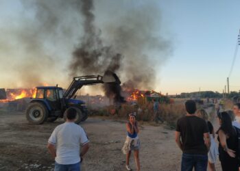 Bomberos y vecinos de Bóveda del Río Almar trabajan en la extinción de un gran incendio en una granja de vacuno de leche