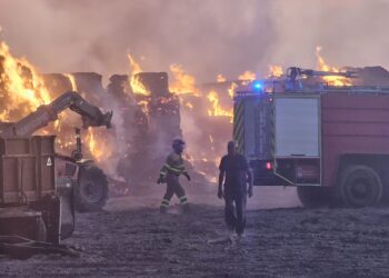 Bomberos y vecinos de Bóveda del Río Almar trabajan en la extinción de un gran incendio en una granja de vacuno de leche