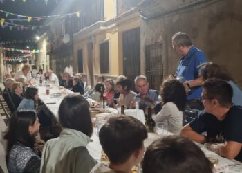 Los vecinos de la calle Millán y Caro disfrutan en Macotera de una noche de hermandad con anécdotas, baile y mucha alegría