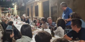 Los vecinos de la calle Millán y Caro disfrutan en Macotera de una noche de hermandad con anécdotas, baile y mucha alegría