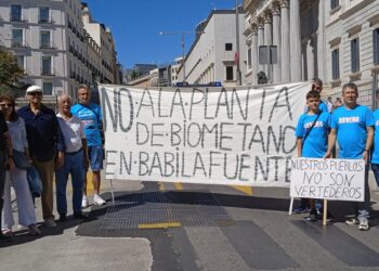 Vecinos de Babilafuente se suman a una manifestación en Madrid contra la instalación de macrogranjas y plantas de biogás