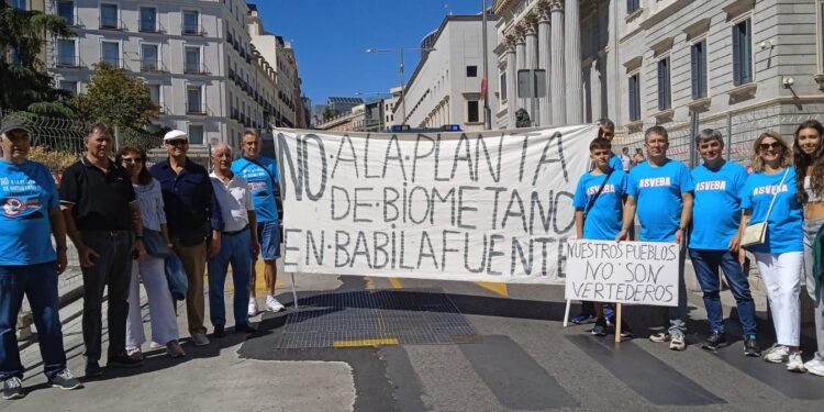Vecinos de Babilafuente se suman a una manifestación en Madrid contra la instalación de macrogranjas y plantas de biogás