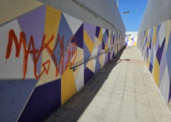 Los vándalos dejan su huella en Peñaranda con un grafiti en el paso inferior de la vía del tren recién limpiado y repintado