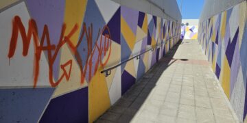 Los vándalos dejan su huella en Peñaranda con un grafiti en el paso inferior de la vía del tren recién limpiado y repintado