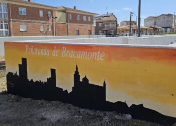 El skyline que ha creado «Pintacultura Peñaranda» para completar la transformación y limpieza del paso inferior bajo las vías del tren