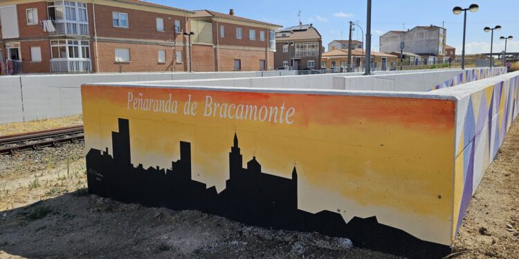El skyline que ha creado «Pintacultura Peñaranda» para completar la transformación y limpieza del paso inferior bajo las vías del tren