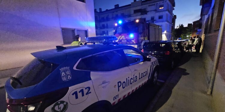 Policía Local de Peñaranda y Bomberos intervienen en un conato de incendio en la cocina de una vivienda situada en la calle El Payo