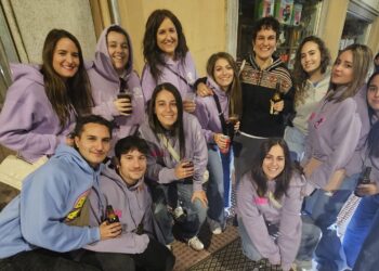 El pasacalles de las peñas llena de algarabía las calles y plazas de Peñaranda en la víspera de la festividad de San Miguel Arcángel