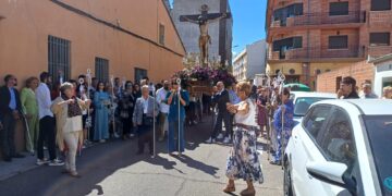 Peñaranda rinde honores al Santísimo Cristo de la Agonía con la misa en la iglesia de San Luis y la procesión hasta la plaza