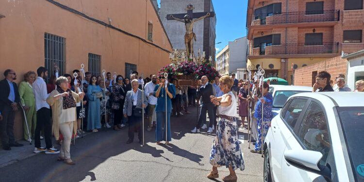 Peñaranda rinde honores al Santísimo Cristo de la Agonía con la misa en la iglesia de San Luis y la procesión hasta la plaza