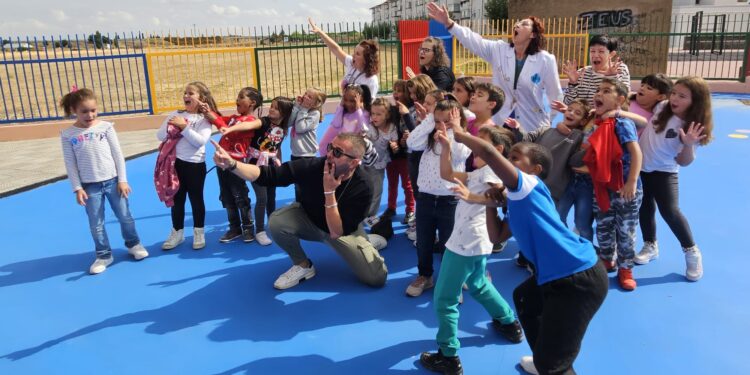 Jimeno visita el «Severiano» en Peñaranda: «Yo me considero niño y hablo a los niños de tú a tú, son espontáneos y geniales»