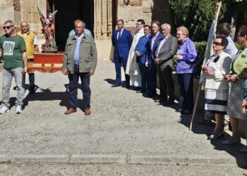 Tarazona de la Guareña rinde honores a San Miguel Arcángel con la misa y la procesión amenizada por la charanga El Tinglao
