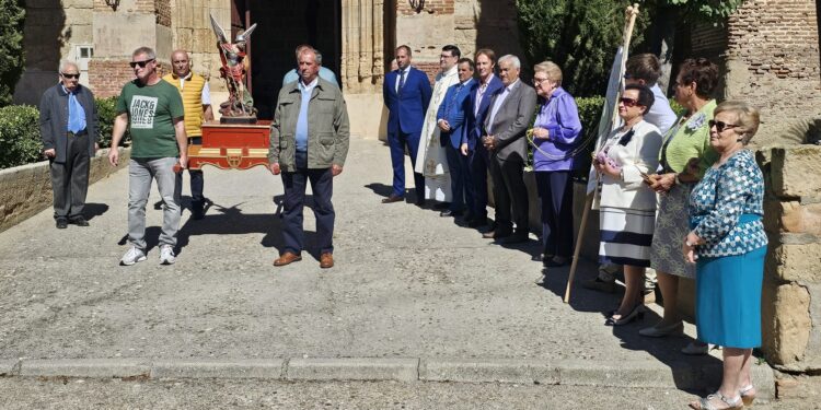 Tarazona de la Guareña rinde honores a San Miguel Arcángel con la misa y la procesión amenizada por la charanga El Tinglao