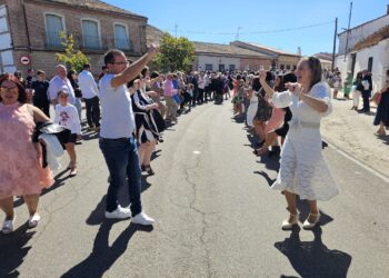 Vivas y bailes típicos en Zorita de la Frontera para celebrar el día grande de las fiestas patronales en honor de San Miguel Arcángel