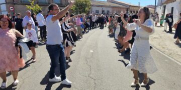 Vivas y bailes típicos en Zorita de la Frontera para celebrar el día grande de las fiestas patronales en honor de San Miguel Arcángel