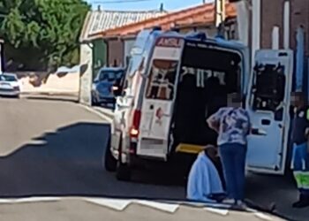 Un vecino de Palaciosrubios resulta herido leve tras ser golpeado por una ambulancia en la travesía de Zorita de la Frontera