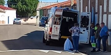 Un vecino de Palaciosrubios resulta herido leve tras ser golpeado por una ambulancia en la travesía de Zorita de la Frontera