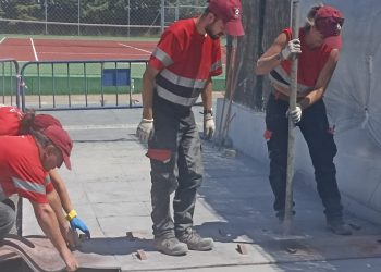 «Peñaranda entorno sostenible» renueva la valla perimetral sureste del polideportivo municipal en la zona de las piscinas