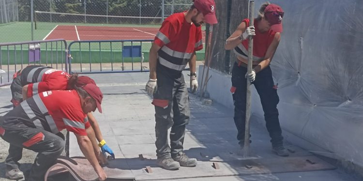 «Peñaranda entorno sostenible» renueva la valla perimetral sureste del polideportivo municipal en la zona de las piscinas