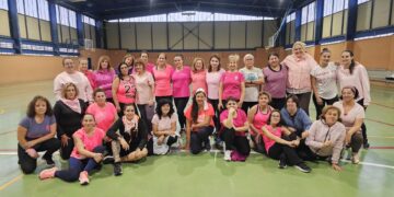 Gesto solidario en Peñaranda con el cáncer de mama: las alumnas de zumba acuden hoy a sus clases luciendo prendas rosas