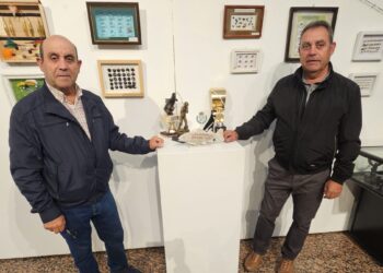 La pasión por la pesca de los hermanos Tasio y Paco Redondo llega a Peñaranda con una llamativa exposición en el CDS
