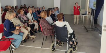 Por una mejor calidad de vida: Cruz Roja apoya en Peñaranda a más de 140 personas mayores para promover su autonomía