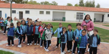 La carrera «El Milqui de San Vicente» del colegio La Encarnación llena de solidaridad y carreras el polideportivo de Peñaranda