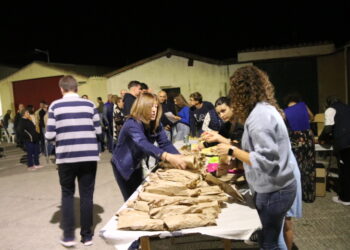 Mancera de Abajo da comienzo a sus fiestas chicas con una cena en la plazoleta de las peñas a base de bocadillos de lomo