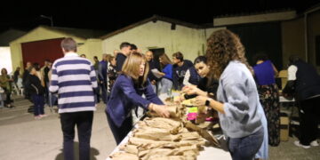 Mancera de Abajo da comienzo a sus fiestas chicas con una cena en la plazoleta de las peñas a base de bocadillos de lomo