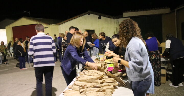 Mancera de Abajo da comienzo a sus fiestas chicas con una cena en la plazoleta de las peñas a base de bocadillos de lomo