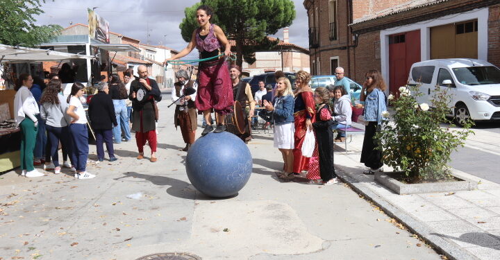 La IX edición de la Feria Mudéjar de Rágama llena de ambiente la plaza Mayor con actividades y animación para todos los públicos