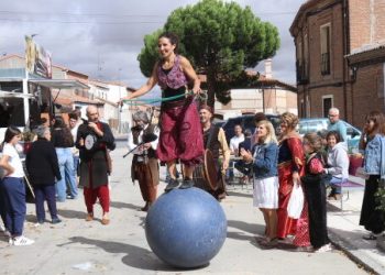 La IX edición de la Feria Mudéjar de Rágama llena de ambiente la plaza Mayor con actividades y animación para todos los públicos