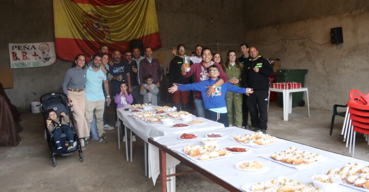 Mancera de Abajo disfruta de la ruta de tapas por las peñas en una novedosa actividad festiva con un gran éxito de público