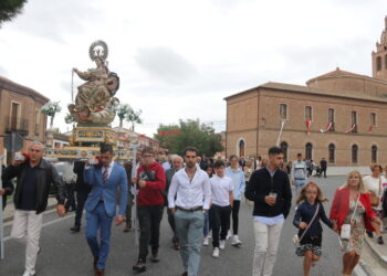 Rágama desafía a la lluvia para acompañar a su patrona, la Virgen del Rosario, en la procesión donde no han faltado bailes típicos