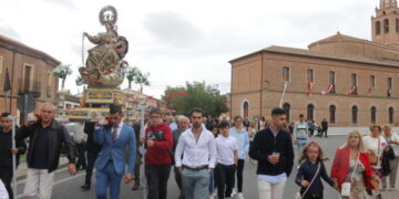 Rágama desafía a la lluvia para acompañar a su patrona, la Virgen del Rosario, en la procesión donde no han faltado bailes típicos