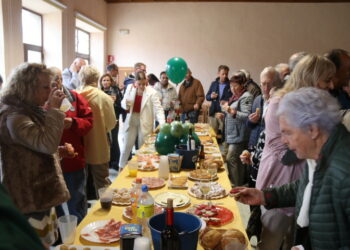 Despedida festiva pasada por agua en Mancera de Abajo con la procesión de la Virgen del Rosario y un animado convite