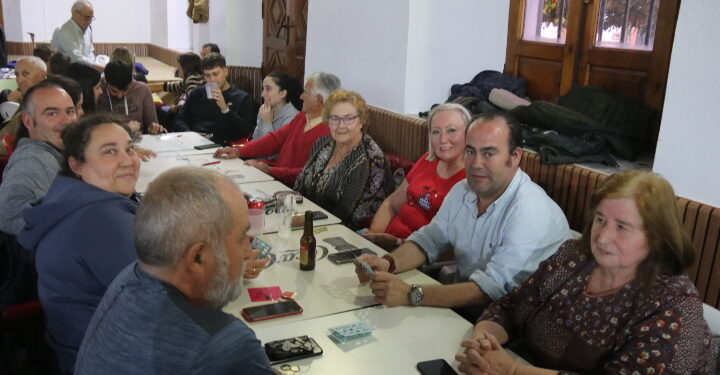 Rágama pone el broche a las fiestas del Rosario con un lleno total en el bingo solidario celebrado en el salón del Ayuntamiento