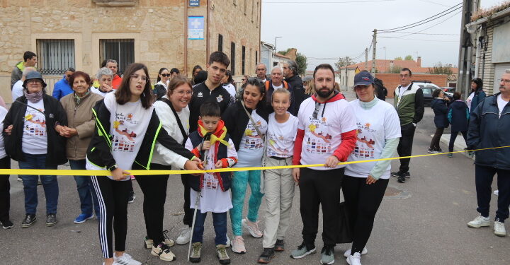 Villar de Gallimazo celebra por octavo año su marcha solidaria que este año recauda fondos para Aerscyl y acaba en Peñaranda