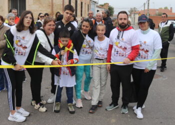 Villar de Gallimazo celebra por octavo año su marcha solidaria que este año recauda fondos para Aerscyl y acaba en Peñaranda