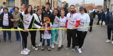 Villar de Gallimazo celebra por octavo año su marcha solidaria que este año recauda fondos para Aerscyl y acaba en Peñaranda