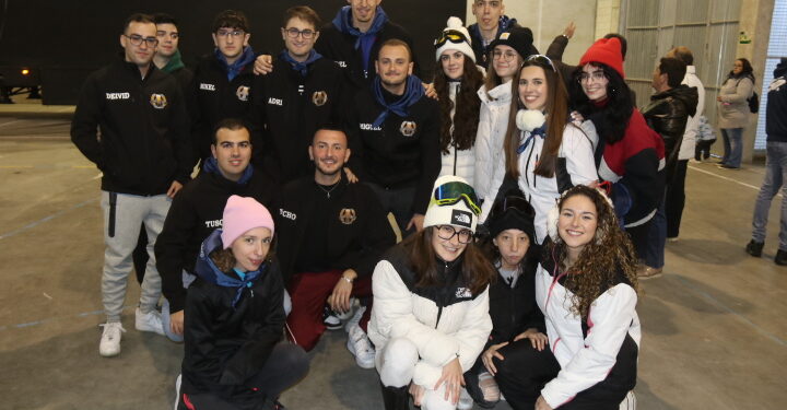 Las peñas ponen la animación y el colorido en Arabayona de Mógica en la víspera de la multitudinaria romería de Hornillos