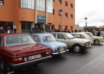 Albertia Babilafuente recibe la visita de Clásicos Helmánticos que muestra a los residentes sus auténticas joyas de la automoción