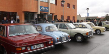 Albertia Babilafuente recibe la visita de Clásicos Helmánticos que muestra a los residentes sus auténticas joyas de la automoción