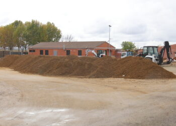 Babilafuente inicia las obras para pavimentar la explanada de acceso a la plaza de toros y al pabellón y piscinas municipales