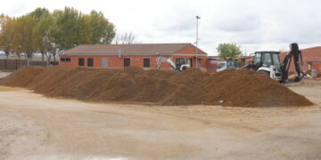 Babilafuente inicia las obras para pavimentar la explanada de acceso a la plaza de toros y al pabellón y piscinas municipales