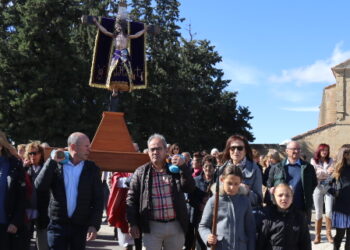 El sol luce en Arabayona y sus vecinos pueden por fin acompañar y bailar al Santo Cristo de Hornillos y la Virgen en la procesión